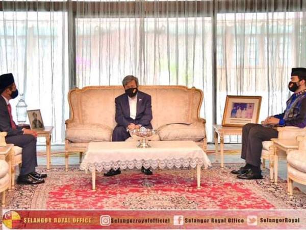 Sultan Sharafuddin (dua dari kanan) bersama Tengku Amir (kanan) mengadakan pertemuan dengan Azam Baki di Istana Bukit Kayangan, Shah Alam pada Khamis. - Foto ihsan FB Selangor Royal Office