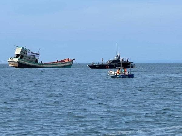 Bot yang dilupuskan pada jarak empat batu nautika dari Pantai Batu Buruk, Kuala Terengganu untuk dijadikan tukun tiruan.