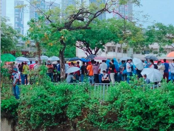 Pekerja asing beratur di Pusat Pemberian Vaksin Industri (PPVIN) di Seksyen 7, Shah Alam pada Khamis.