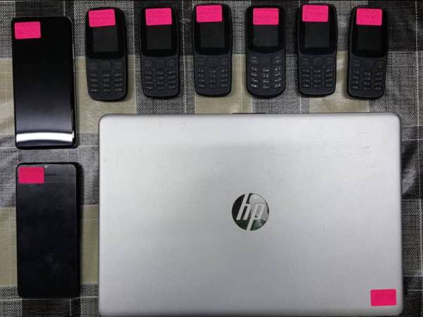 Sebahagian daripada telefon bimbit dan komputer riba yang dirampas.