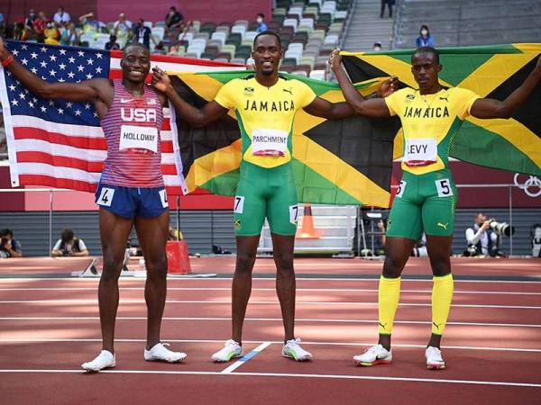Parchment (tengah), Holloway (kiri)) dan Levy selepas berakhirnya acara 110 meter berpagar lelaki akhir di Stadium Olimpik, Tokyo pada Khamis. - Foto AFP