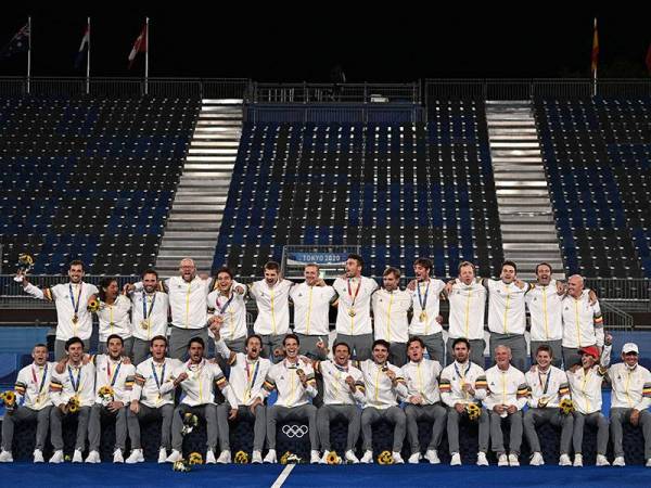 Pemain Belgium meraikan kejayaan meraih pingat emas acara hoki lelaki Tokyo 2020 selepas menewaskan Australia dalam perlawanan akhir di Stadium Hoki Oi, Tokyo. -Foto: AFP