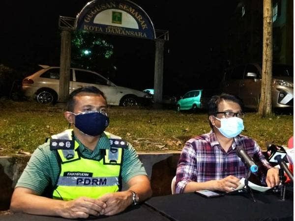 Johary Anuar (kanan) bersama Ketua Polis Daerah Petaling Jaya, Asisten Komisioner Mohamad Fakhrudin Abdul Hamid (kiri)