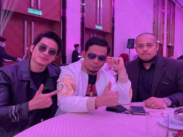DJ Fuzz (kanan) bersama mentor beliau, Sifu Jamal dan pelakon, Zoey di majlis pelancaran lagu kliennya.