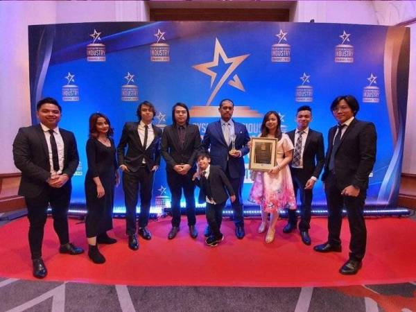 DJ Fuzz (empat kanan) dinobatkan sebagai penerima Malaysia Prestigious Industry Awards 2019.