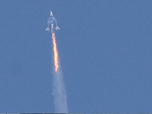 Gambar fail menunjukkan kapal angkasa VSS Unity bergerak ke angkasa lepas dari sebuah gurun di Texas pada Julai lalu. - Foto AFP