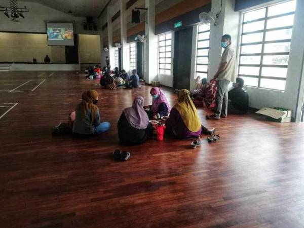 Sebahagian penduduk yang mengosongkan rumah sementara waktu dan ditempatkan di MRSM Bera sempena operasi memusnahkan bom tersebut pada Jumaat.