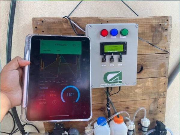 Operasi fertigasi boleh dipantau melalui aplikasi e-Prosumer di telefon pintar.