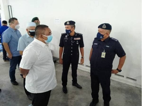 Muhammad Sanusi ketika melawat PPV Mega di Amanjaya Sports Arena, Sungai Petani pada Jumaat.