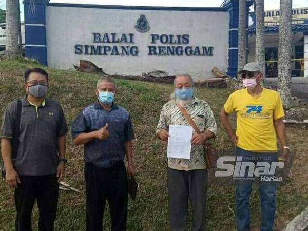 PH Simpang Renggam membuat laporan polis berhubung kenyataan Perdana Menteri yang didakwa menipu Yang di-Pertuan Agong berkenaan jumlah sokongan ahli Parlimen terhadapnya, di Balai Polis Simpang Renggam, Kluang, pada Khamis.
