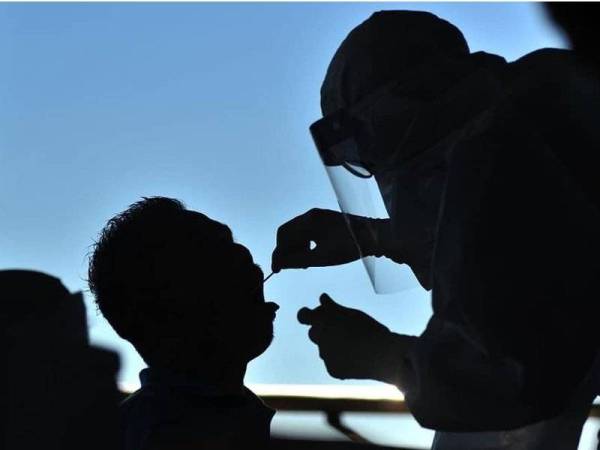 Seramai 28 individu dari Kampung Orang Asli Mokek, Langkap menjalani ujian saringan Covid-19 selepas menjadi kontak rapat kepada lelaki berusia 46 tahun yang disahkan positif wabak itu baru-baru ini.