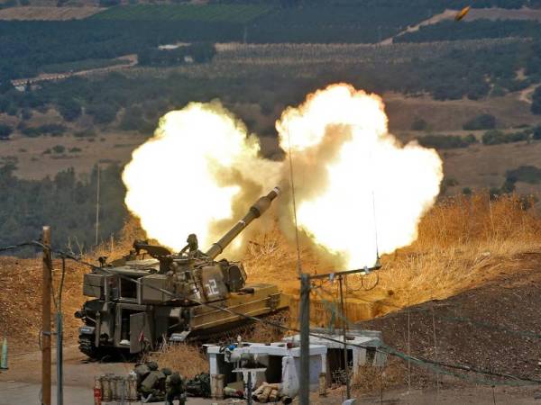 Israel lancarkan serangan balas terhadap Lubnan dari kedudukan berhampiran bandar Kiryat Shmona selepas hampir 20 roket dilancarkan oleh gerakan Hizbullah pada Jumaat. - Foto AFP