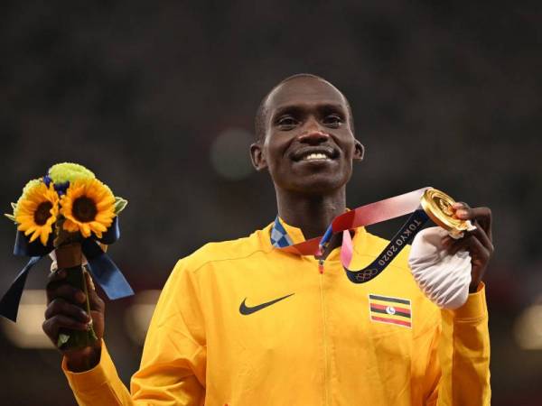 Cheptegei raikan kejayaan menjuarai acara 5,000 meter akhir Sukan Olimpik Tokyo 2020 di Stadium Olimpik, Tokyo pada Jumaat. - Foto AFP