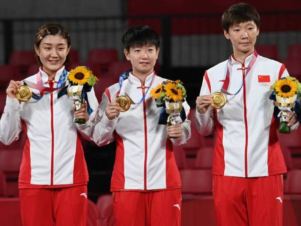 Dari kiri, Chen Meng, Sun Yingsha dan Wang Manyu bersama pingat emas masing-masing selepas perlawanan akhir di Tokyo Metropolitan Gymnasium. - Foto AFP