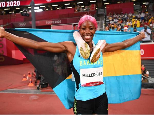 Miller-Uibo meraikan kejayaan mengekalkan pingat emas dalam acara 400 meter Sukan Olimpik Tokyo 2020 di Stadium Olimpik, Tokyo. - Foto AFP