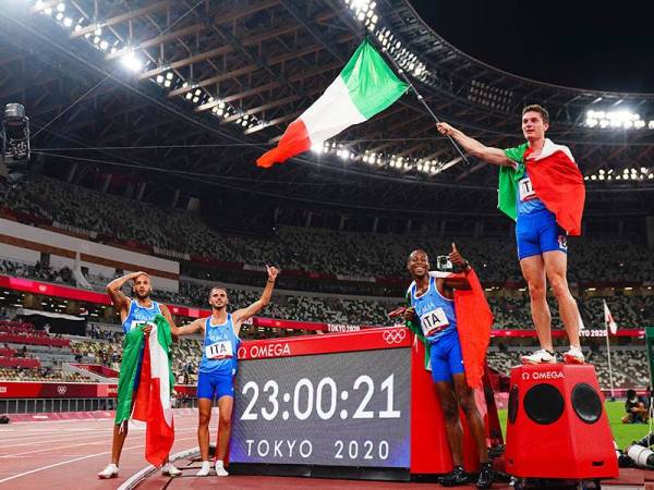 Dari kiri, Lamont Marcell Jacobs, Lorenzo Patta, Eseosa Desalu dan Filippo Tortu meraikan kejayaan menjuarai acara 4x100 meter lelaki akhir Tokyo 2020 di Stadium Olimpik, Tokyo. FOTO: AFP