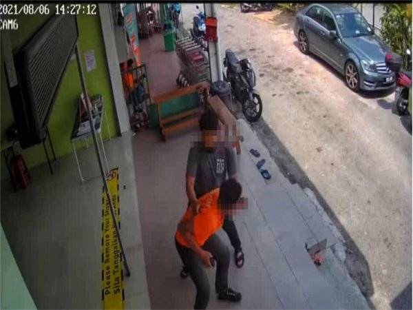 Rakaman CCTV menunjukkan lelaki tersebut menyerang salah seorang pekerja pasar mini berkenaan pada Jumaat.
