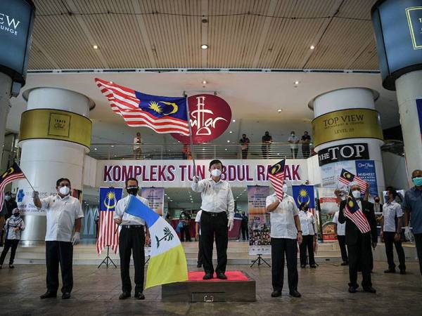 Ketua Menteri Pulau Pinang, Chow Kon Yeow mengibarkan Jalur Gemilang ketika melepaskan para peserta konvoi Info On Wheels (IOW) sempena Majlis Pelancaran Bulan Kebangsaan dan Kibar Jalur Gemilang 2021 peringkat negeri di perkarangan Kompleks Tun Abdul Razak (KOMTAR) pada Sabtu. - Foto Bernama