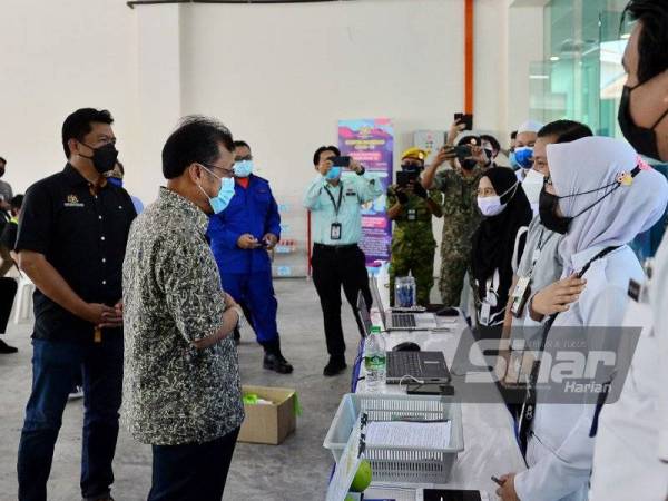 Che Abdullah (kiri) beramah mesra bersama petugas barisan hadapan Pusat Pemberian Vaksin (PPV) Dewan Seri Seroja, Putrajaya pada Sabtu. - Foto Sinar Harian HALIM WAHID