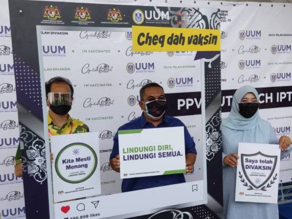 Dari kiri Ahmad Bashawir, Muhammad Sanusi dan Halimatun Saadiah selepas melawat Pusat Pemberian Vaksin Outreach UUM, Sintok pada Sabtu.