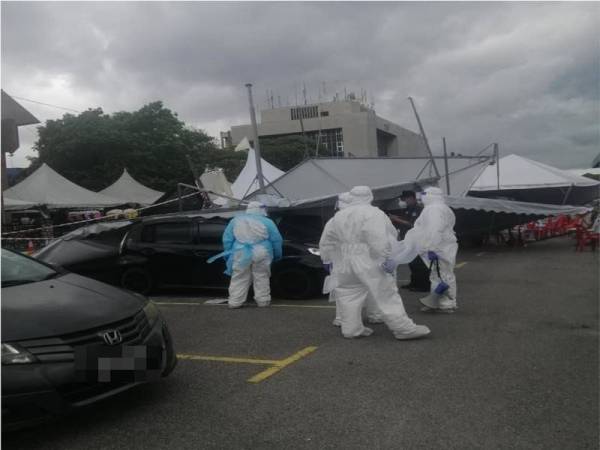 Tujuh daripada 12 khemah di CAC Klang di Dewan Serbaguna, Jalan Pekeliling, Pelabuhan Klang, rosak dalam kejadian ribut, jam 11.30 pagi, pada Sabtu. - Foto ihsan Facebook pembaca