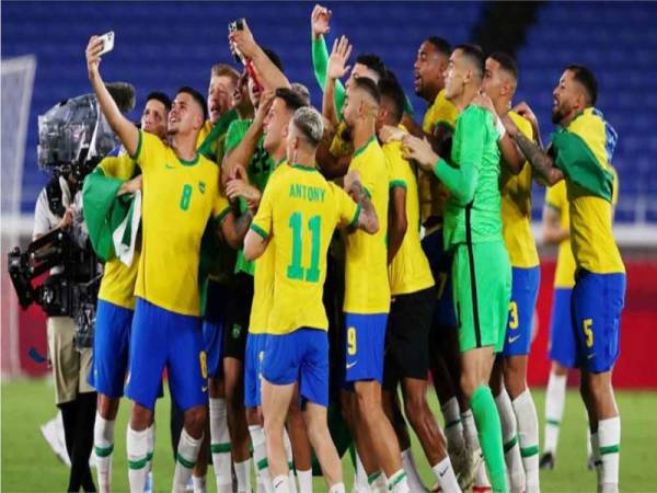 Barisan pemain Brazil berswafoto bagi meraikan kejayaan mempertahankan pingat emas bola sepak lelaki Sukan Olimpik Tokyo 2020 di Stadium Antarabangsa Yokohama sebentar tadi.