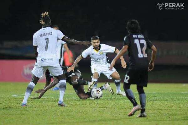 Antara aksi menarik pertemuan Perak menentang UiTM di Stadium UiTM malam tadi. FOTO: Perak FC