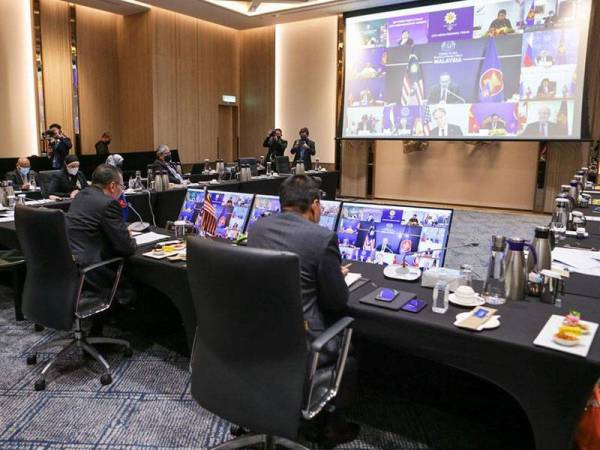 Hishammuddin ketika Forum Serantau ASEAN ke-28 pada Jumaat lalu yang menjadi agenda terakhir dalam siri Mesyuarat Menteri-Menteri Luar ASEAN yang bermula Isnin lepas.- Foto FB Hishammuddin