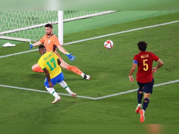 Gol kedua Malcom memastikan Brazil mempertahankan pingat emas acara bola sepak (lelaki), Sukan Olimpik Tokyo 2020. - Foto Reuters