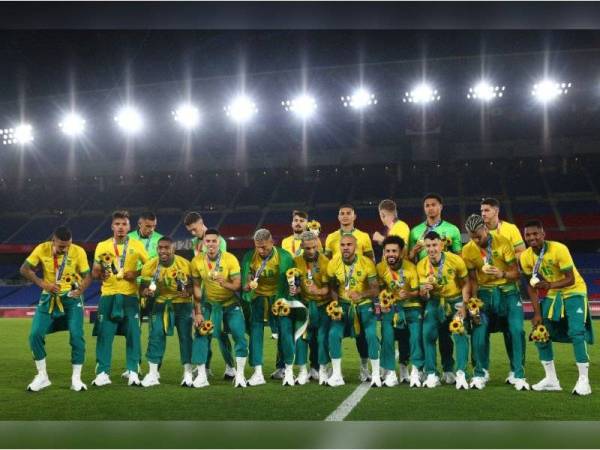 Skuad Brazil bersama pingat emas yang dimenangi bagi acara bola sepak Sukan Olimpik Tokyo 2020. - Foto Reuters