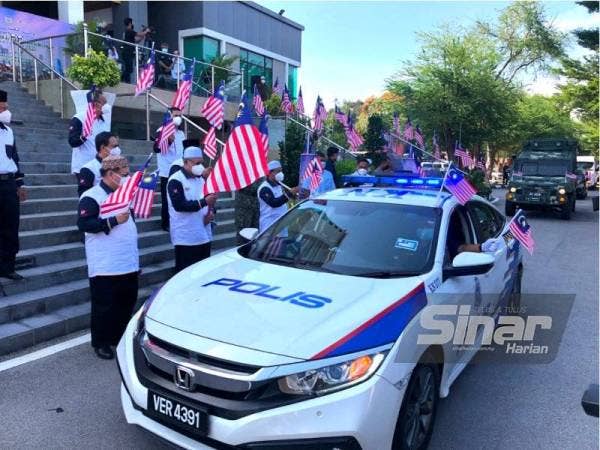 Ahmad (dua dari kiri) menyempurnakan gimik pelancaran Bulan Kebangsaan dan Kibar Jalur Gemilang Peringkat Negeri Kelantan 2021 di Kompleks Kota Darul Naim, Kota Bharu pada Ahad.