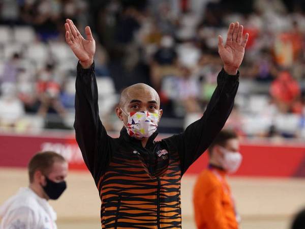 Pelumba basikal trek negara Datuk Mohd Azizulhasni Awang berterima kasih kepada penyokong dan rakyat Malaysia ketika majlis penyampaian pingat acara akhir keirin lelaki pada temasya Sukan Olimpik Tokyo 2020 di Izu Velodrom, Shizuoka, di sini, hari ini. - Foto Bernama