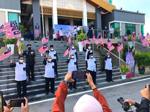 Semangat Kemerdekaan ke-64 yang ditunjukkan oleh Ahmad berdiri (tengah), Nik Mohd Amar (berdiri depan dua kiri), Shafien (berdiri belakang kiri) dan Azahar (berdiri belakang dua, kiri) dengan mengibarkan Jalur Gemilang di Kompleks Darul Naim, Kota Bharu pada Ahad.