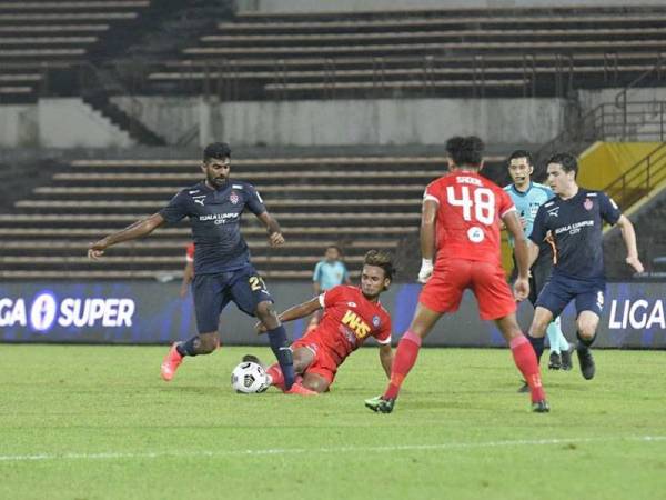 Kurniawan menyifatkan pengalaman Amri Yahyah banyak membantu Sabah FC dalam mengharungi saingan Liga-M musim ini.- Foto Sabah FC