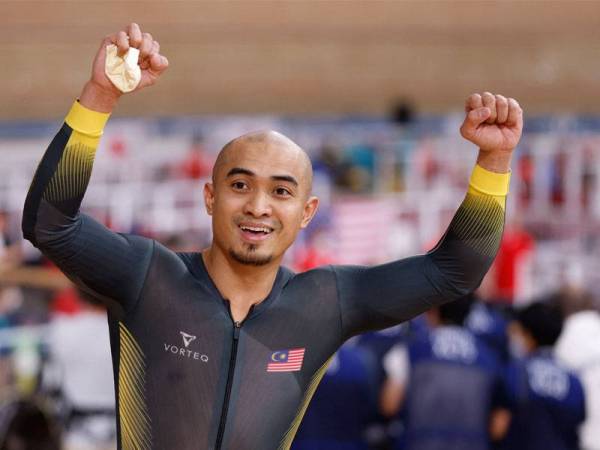 Azizulhasni meraikan kejayaan meraih pingat perak dalam acara keirin akhir di Velodrome Izu pada Ahad. - Foto AFP