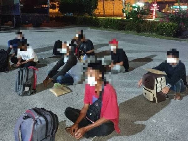 Kesemua PATI yang ditahan pada Sabtu dibawa ke Balai Polis Sekinchan untuk tindakan lanjut.