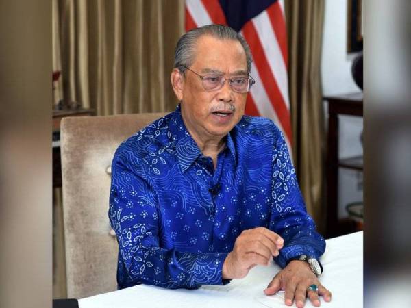 Muhyiddin menyampaikan pengumuman khas mengenai kemudahan bagi individu yang telah lengkap dos kedua vaksinasi hari ini.- Foto Bernama