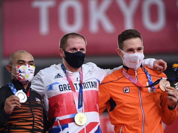 Dari kiri, Azizulhasni, Kenny dan Lavreysen bersama pingat masing-masing selepas upacara penyampaian pingat acara keirin Velodrom Izu, pada Ahad. FOTO: AFP