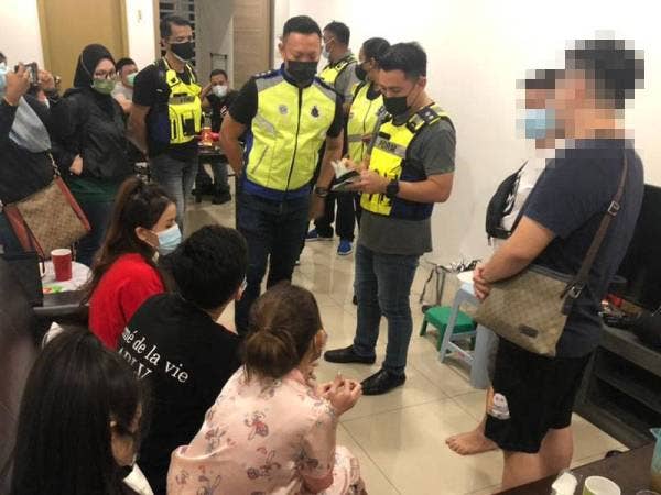 Anggota polis melakukan pemeriksaan dokumen ketiga-tiga wanita warga Vietnam.