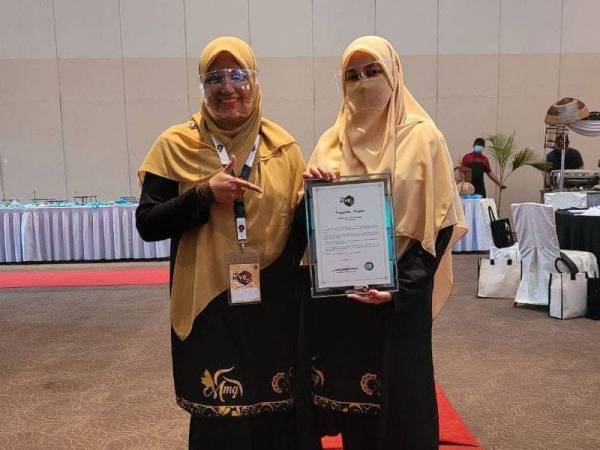 Kartika Haplan bersama Pengasas Minyak Urut Moden MMG, Lily Wahab.