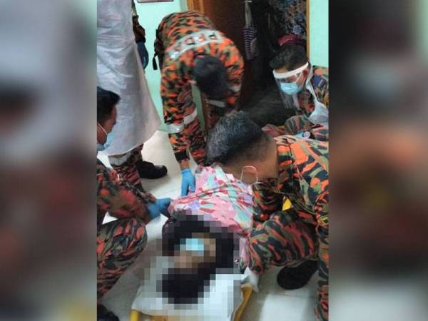 Mangsa ditemui terbaring di ruang tamu rumah dalam keadaan lemah dan menggigil.