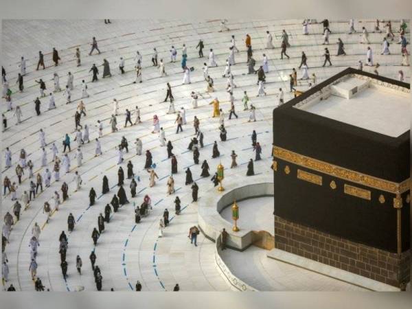 Dua wanita berpendidikan tinggi telah dilantik memegang jawatan kepada pembantu Ketua Presiden Hal Ehwal Dua Masjid Suci, Sheikh Abdul Rahman Al-Sudais untuk kerja-kerja pentadbiran. - AFP