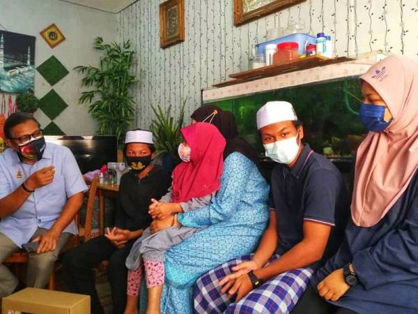Intan Iewanina (tiga dari kanan) bersama adik-beradik lain ketika menerima kunjungan Abdul Rashid di rumahnya di Flat Sru Perantau, Selat Klang pada Isnin.
