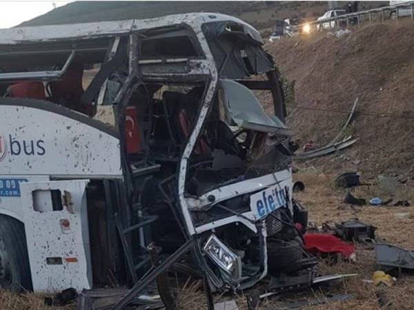 Sekurang-kurangnya 21 terbunuh dan 28 yang lain cedera dalam dua kemalangan jalan raya melibatkan bas penumpang di barat Turki pada Ahad. - Foto Agensi Anadolu