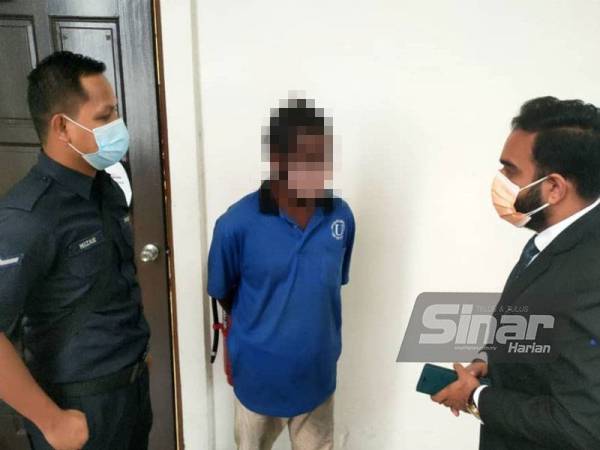 Suspek (tengah) direman tujuh hari oleh Mahkamah Majistret Shah Alam pada Isnin bagi membantu siasatan kes pembunuhan seorang wanita gelandangan, dua minggu lalu.