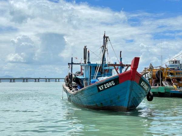 Bot tunda yang ditahan bersama empat nelayan pada petang Ahad.