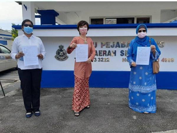 Nicole (tengah) ditemui di Pejabat Polis Daerah Seremban pada Isnin selepas membuat laporan polis terhadap Muhyiddin.