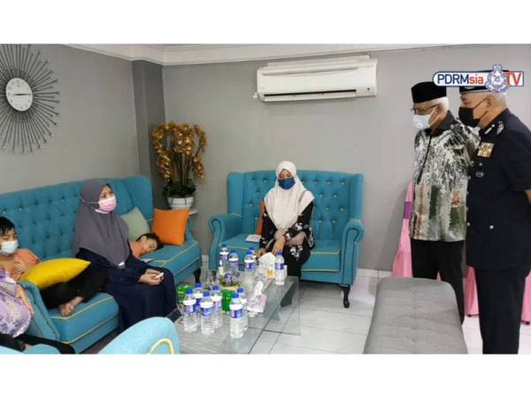 Rakaman siaran langsung Hamzah dan Acryl Sani melawat waris dua anggota polis di IPD Kajang pada Isnin.