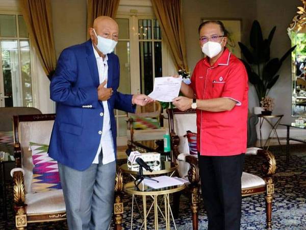 Tengku Azlan menyerahkan borang permohonan untuk kembali menyertai UMNO kepada Wan Rosdy pada Isnin. - Foto Pahangku Media