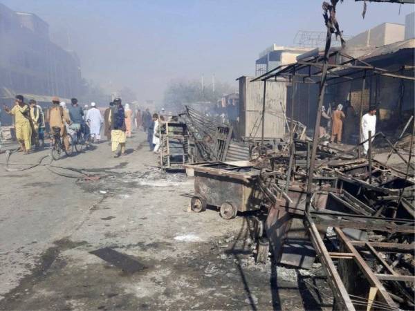 Keadaan kedai-kedai yang rosak selepas pertempuran antara pasukan keselamatan Taliban dan Afghanistan di bandar Kunduz, utara Afghanistan pada Ahad. - Foto AP/Abdullah Sahil